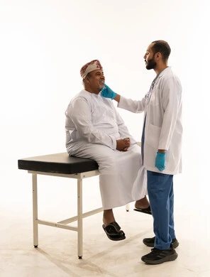 مريض عماني يخضع للفحص الطبي من قبل طبيب