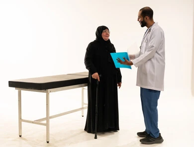 طبيب سعودي يستشير امرأة مسنة في استوديو