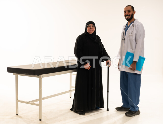 طبيب سعودي مع مريضة مسنة في الاستوديو