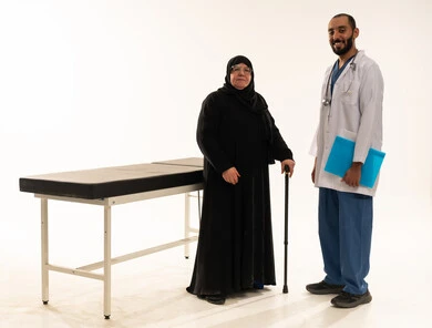 طبيب سعودي مع مريضة مسنة في الاستوديو