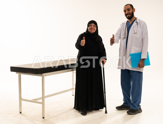 طبيب سعودي ومريضة مسنة يشيران بعلامة الإعجاب