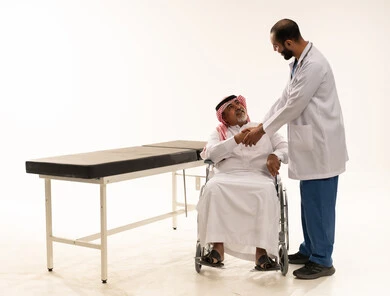 طبيب سعودي مع مريض على كرسي متحرك في الاستوديو