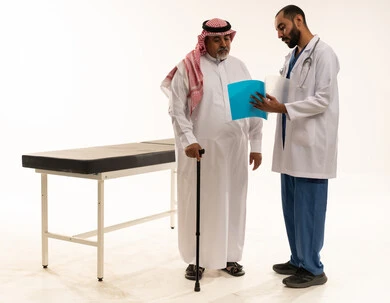 طبيب سعودي ومريض مسن في استشارة طبية