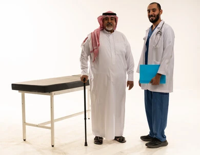 مريض سعودي مسن مع طبيب في العيادة
