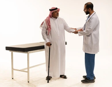 طبيب سعودي يفحص مريض مسن في عيادة طبية