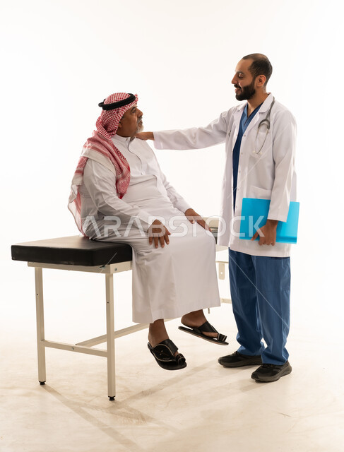 طبيب سعودي مع مريض مسن في عيادة طبية