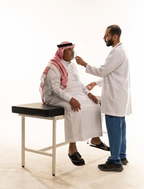 طبيب عربي يضع قناع الأكسجين لمريض سعودي