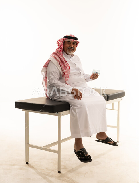 رجل سعودي مسن على طاولة فحص طبي