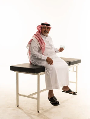 رجل سعودي مسن على طاولة فحص طبي