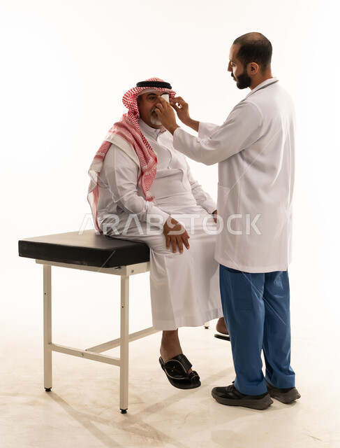 طبيب سعودي يفحص مريضاً مسناً في العيادة