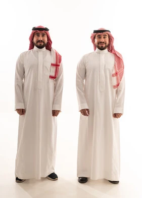 رجلان سعوديان بالثوب التقليدي والشماغ على خلفية بيضاء