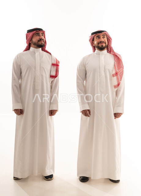 رجال سعوديون بالثوب والشماغ التقليدي في استوديو تصوير