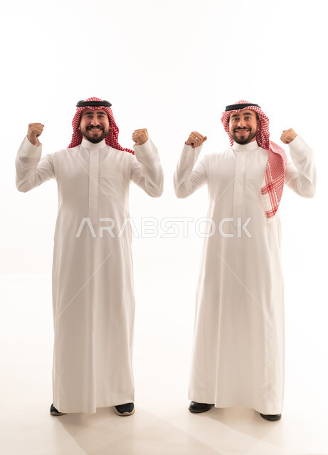 رجال سعوديون يحتفلون بالنجاح على خلفية بيضاء