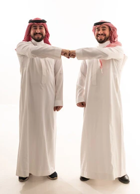 رجلان سعوديان بالزي التقليدي يتبادلان ضربة القبضة