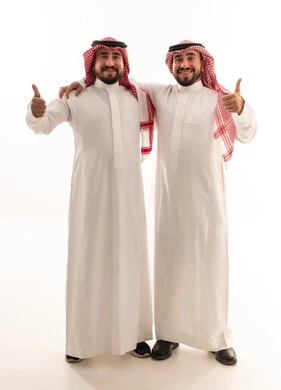 رجلان سعوديان بالزي التقليدي يقومان بإيماءة الإبهام