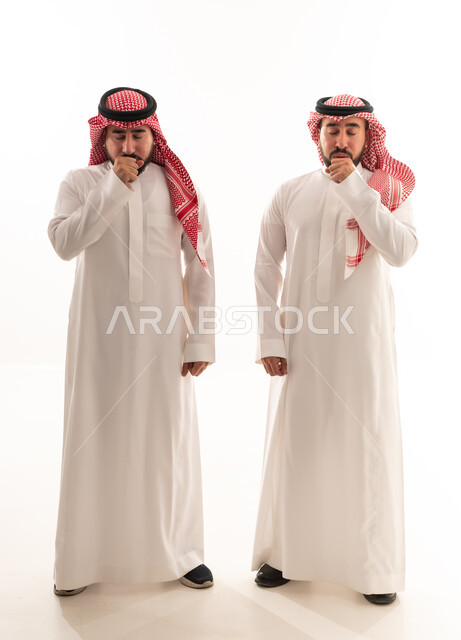 رجال سعوديون بالزي التقليدي يسعلون في استوديو