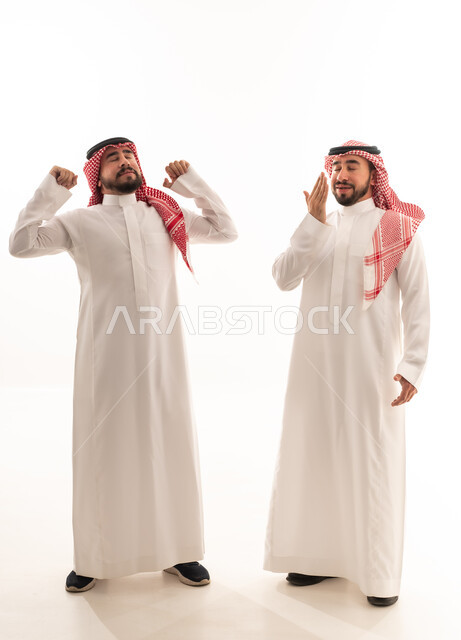 رجال سعوديون بالزي التقليدي يتثاءبون ويتمددون