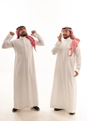 رجال سعوديون بالزي التقليدي يتثاءبون ويتمددون