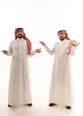 رجال سعوديون بالزي التقليدي في استوديو بخلفية بيضاء