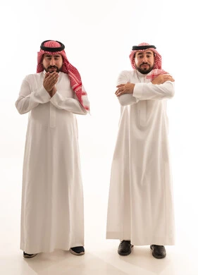 رجال سعوديون بالزي التقليدي يشعرون بالبرد