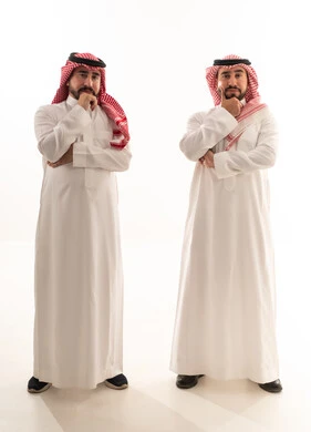 رجلان سعوديان بالزي التقليدي في وضعية تفكير خلفية بيضاء