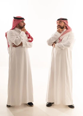 رجلان سعوديان بوضعية تفكير بالزي التقليدي خلفية بيضاء