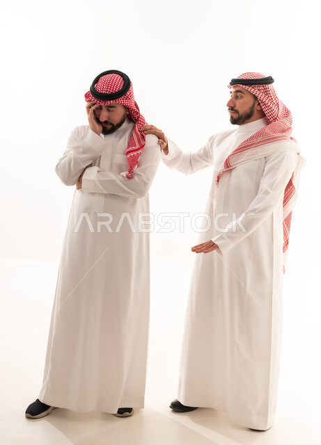 رجال سعوديون بالثوب التقليدي في موقف دعم ومواساة