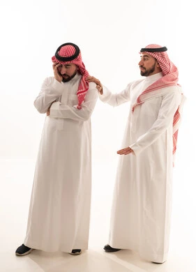 رجال سعوديون بالثوب التقليدي في موقف دعم ومواساة
