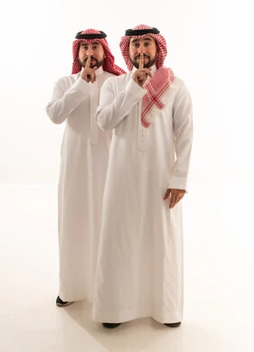 رجال سعوديون بالزي التقليدي يطلبون الصمت