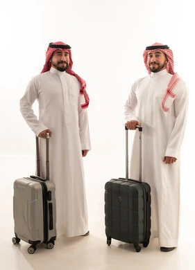 رجال سعوديون مع حقائب سفر على خلفية بيضاء