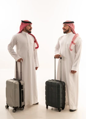 رجلان سعوديان مع حقائب سفر على خلفية بيضاء