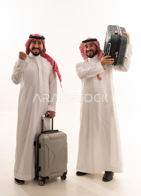 رجال سعوديون مع حقائب سفر على خلفية بيضاء