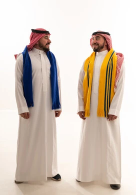 مشجعون سعوديون بالثياب التقليدية وأوشحة كرة القدم