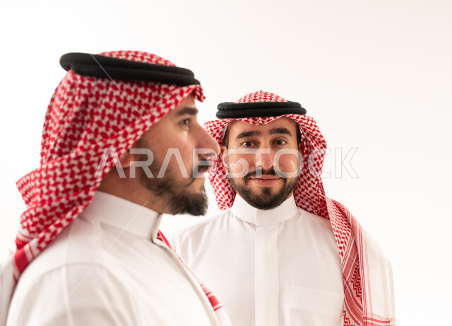 رجال سعوديون بالثوب والشماغ التقليدي خلفية بيضاء