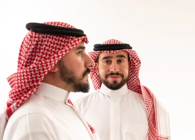 رجال سعوديون بالثوب والشماغ التقليدي خلفية بيضاء