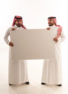 رجلان سعوديان يحملان لوحة بيضاء فارغة للإعلان