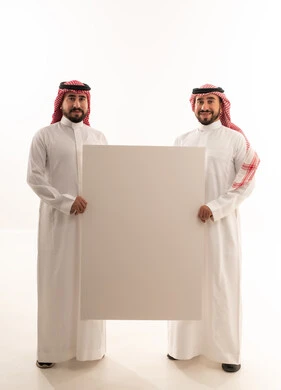 رجلان سعوديان يحملان لوحة بيضاء فارغة للإعلان