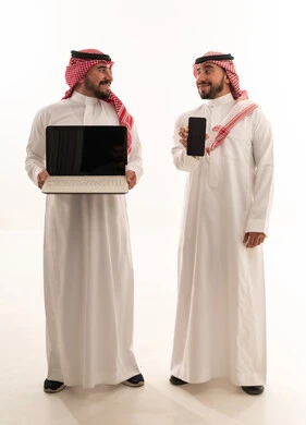 رجال سعوديون يحملون لابتوب وهاتف ذكي بخلفية بيضاء