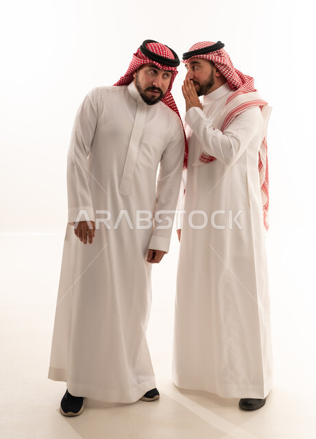 رجال سعوديون يتبادلون الهمس بالزي التقليدي