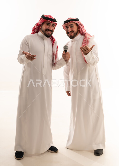 رجال سعوديون بالزي التقليدي مع ميكروفون في استوديو
