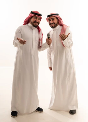 رجال سعوديون بالزي التقليدي مع ميكروفون في استوديو