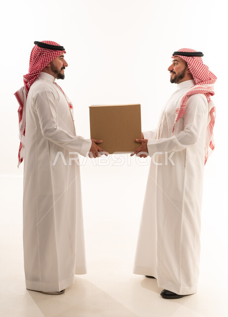 رجال سعوديون يتبادلون صندوق بريد بخلفية بيضاء