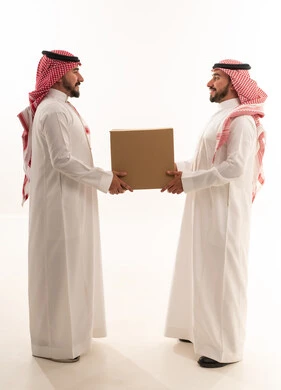 رجال سعوديون يتبادلون صندوق بريد بخلفية بيضاء