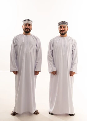 رجال عمانيون بالزي الوطني التقليدي والدشداشة والكمه
