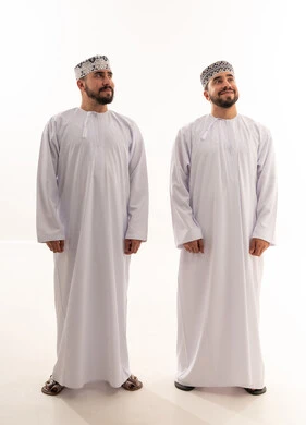 رجلان عُمانيان بالزي التقليدي والدشداشة والكمة