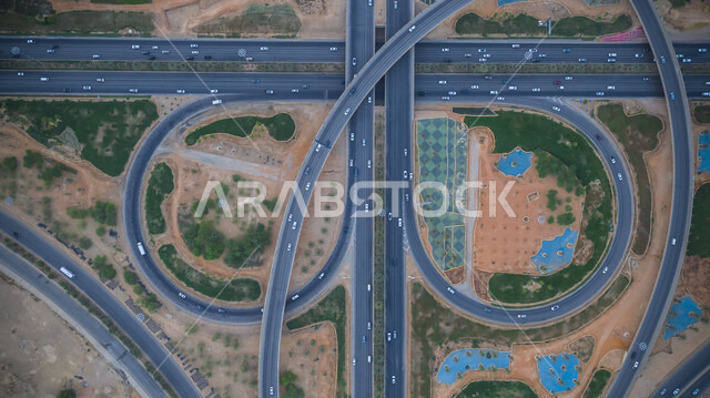 ميدان القاهرة ، صورة من أعلى لحركة سير السيارات في ميدان القاهرة على الطريق السريع في مدينة الرياض بالمملكة العربية السعودية ، طرق متقاطعة في ميدان القاهرة في مدينة الرياض ، طرق وشوارع الرياض