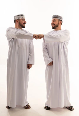 رجال عمانيون بالزي التقليدي يتبادلون التحية