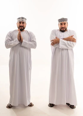 رجال عمانيون بالدشداشة والكمة العمانية التقليدية