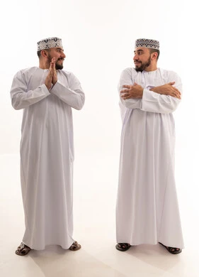 رجال عمانيون بالزي التقليدي الدشداشة والكمة