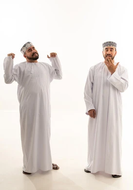 رجال عمانيون بالزي التقليدي يشعرون بالنعاس والتعب